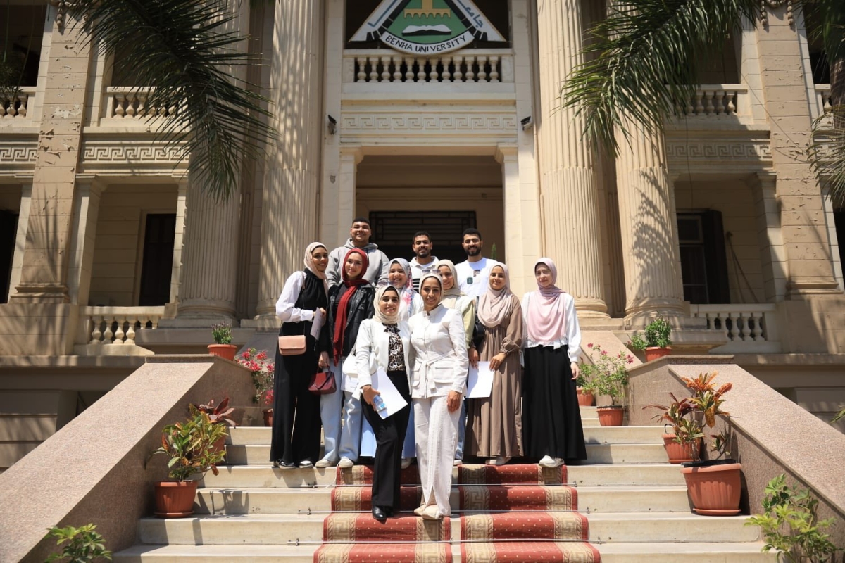 تكريم رئيس الجامعة لأبناء قسم الإعلان