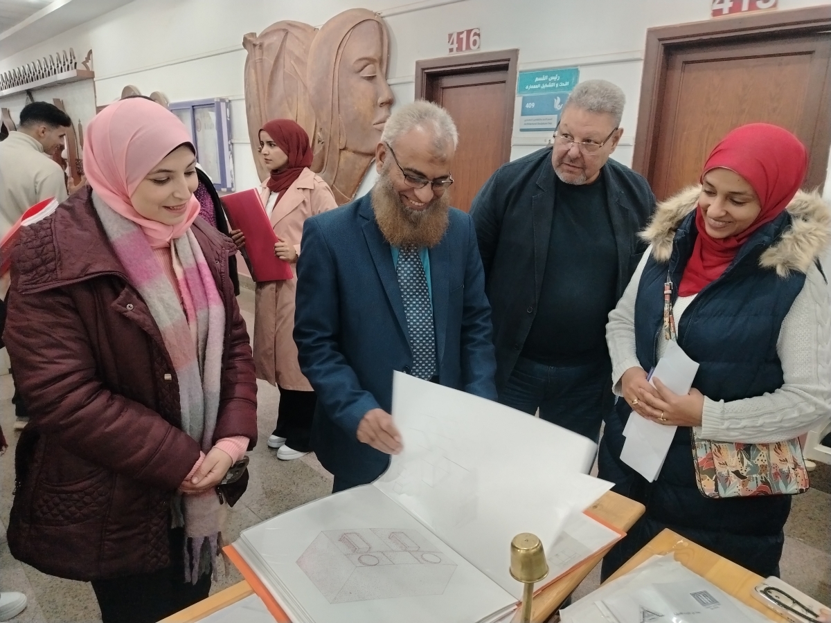 فاعليات تقييم مقرر أساسيات التصميم للفرقة الأولى ـ الفصل الخريفي ـ للعام الجامعي 2025 - 2026 (قسم المنتجات المعدنية والحلى)