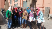 طلاب الفرقة الأولى قسم ملابس فى دراسة لتاريخ الملابس بالمتحف المصري