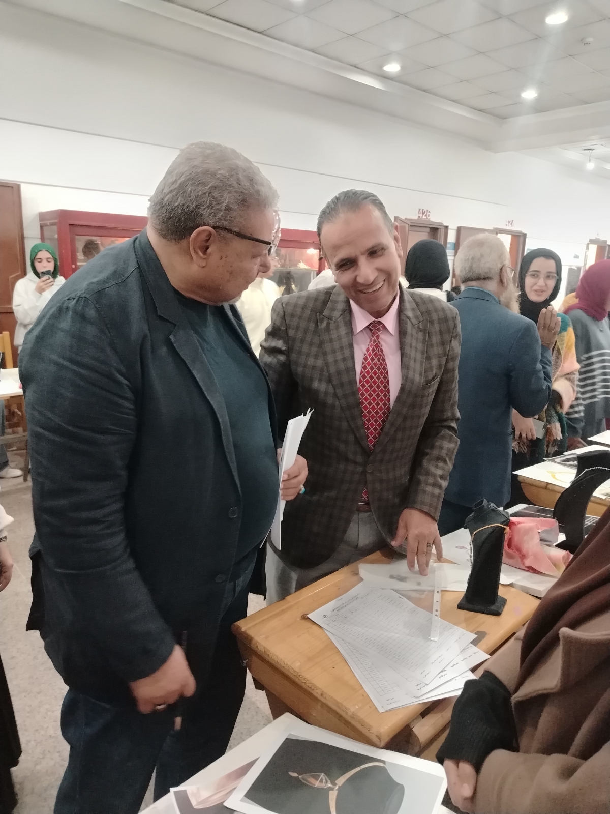 فاعليات تقييم مقرر تصميم الحلى والمجوهرات(1) للفرقة الثانية ـ الفصل الخريفي ـ للعام الجامعي 2025 - 2026 (قسم المنتجات المعدنية والحلى)