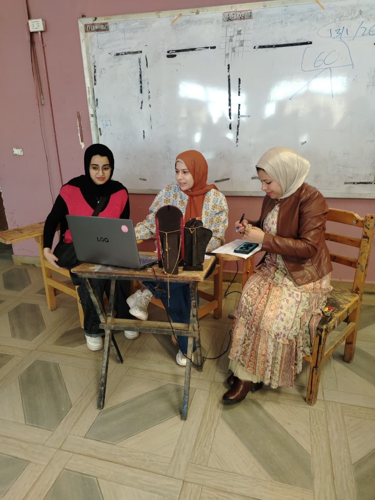 فاعليات تقييم مقرر تصميم الحلى بالحاسب(1) للفرقة الثانية ـ الفصل الخريفي ـ للعام الجامعي 2025 - 2026 (قسم المنتجات المعدنية والحلى)