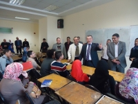 أ.د/ علي شمس الدين - رئيس جامعة بنها في حوار مع بعض طلاب الفرقة الاعدادي بالكلية