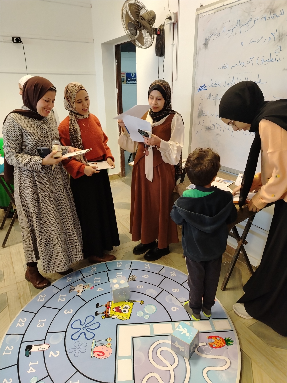 فاعليات تقييم مقرر التصميم للفئات الخاصة للفرقة الرابعة ـ الفصل الخريفي ـ للعام الجامعي 2025 - 2026 قسم (المنتجات المعدنية والحلى)