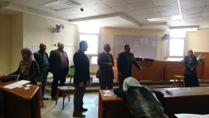 زيارة أ.د / جمال اسماعيل - نائب رئيس الجامعة لشئون خدمة المجتمع وتنمية البيئة لكلية الفنون التطبيقية وتفقد الامتحانات