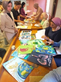 فاعليات تقييم مقرر تصميم ملصقات الصحف (١) الفرقة الأولى بقسم الإعلان والطباعة والنشر